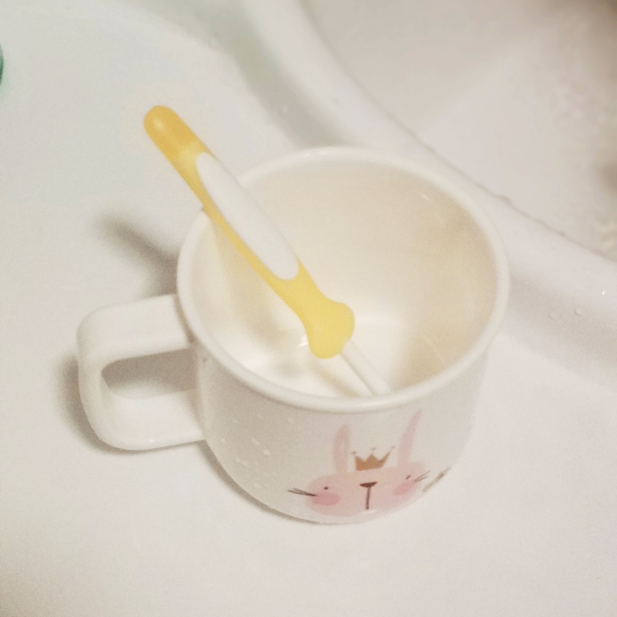 小妞刷牙